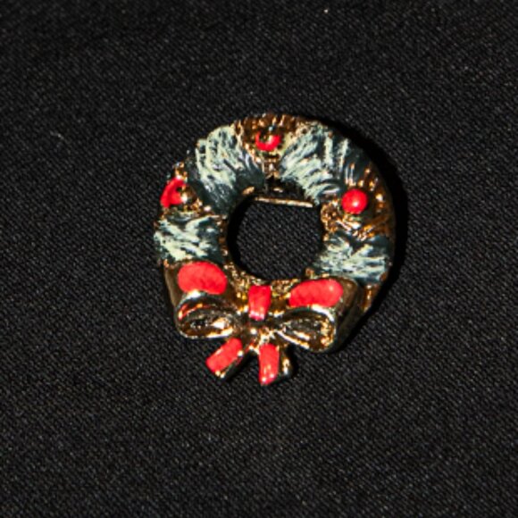 Christmas Wreath Brooch - Picture 2 of 2